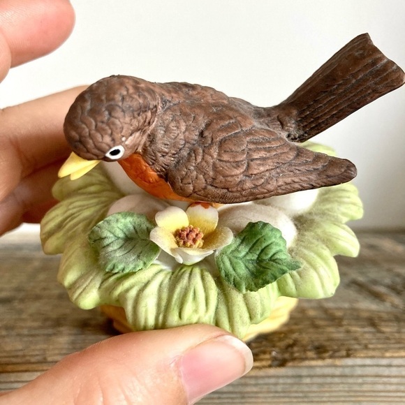 Robin on nest ceramic trinket box - Picture 3 of 7